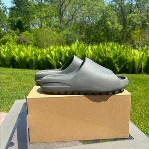 Yeezy slide Granite